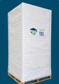 Funda protectora cubriendo mercancía sobre un palet