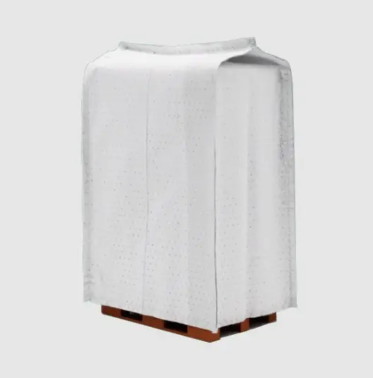 Funda protectora cubriendo mercancía sobre un palet